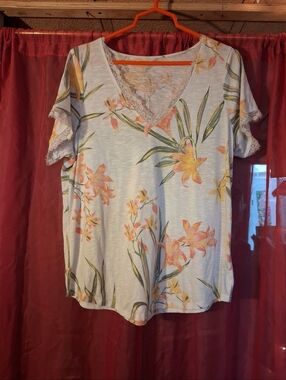 White Torrid Floral Tee Classic Fit V-neck